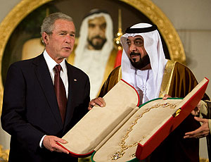 Sheikh Khalifa bin Zayed al-Nahayan presents a sash to US President George W. Bush 13 January 2008 