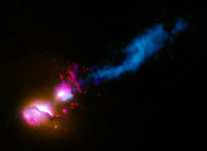 فورانی از یک سیاهچاله واقع در مرکر یک کهکشان که به لبه کهکشانی دیگر می‌رسد-عکس از ناسا