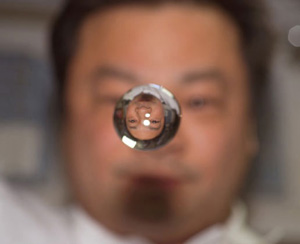 یک قطره آب که یکی از سرنشینان ایستگاه فضایی آن را  در جلوی دوربین شناور کرده است