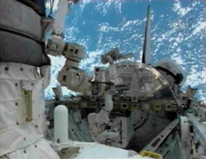 والهایم و لاو در حال راهپیمایی فضایی - رویترز/ناسا