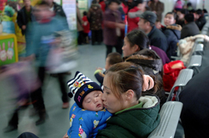 والدبن چینی با کودکان بیمارشده در زمستان بی‌سابقه در انتظار دکتر- AFP