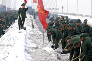 سربازان ارتش چین در حال پاک کردن جاده‌ها- AFP