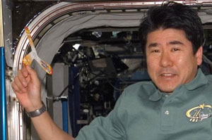 «تاکااو دوی»، فضانورد ژاپنی که قصد پرتاب بومرنگ کاغدی سه تیغه ای را در داخل ایستگاه فضایی بین‌المللی دارد