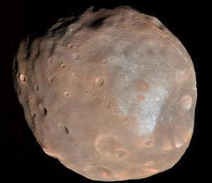فوبوس، قمر مریخ. گرانش فوبوس کمتر از یک هزارم گرانش زمین است. این گرانش آنقدر قوی نیست که بتواند شکل کروی به قمر بدهد. به همین دلیل فوبوس دوکی شکل است.