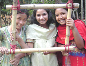 این سه دختر نوجوان پس از مشارکت در ساخت مدرسه به معماری علاقه‌مند شده‌اند