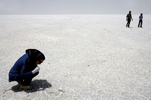 اشتباه نکن ، این برف نیست ، نمک است؛ دریاچه نمک-عکس از فارس
