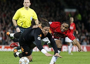 Manchester United's Anderson, right, vies for the ball with AS Roma's Philippe Mexes