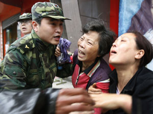 سرباز ارتش چین تلاش می‌کند مادری را از رفتن به سوی خرابه‌ها برای یافتن فرزندش منصرف کند