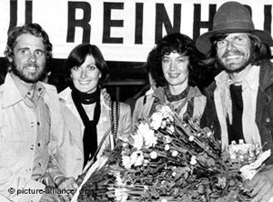 مسنر (راست) و هابلردر بازگشت از نپال مورد استقبال همسرانشان، اوشی مسنر (ر است) و رژینه هابلر قرار گرفتند (فرودگاه مونیخ ۲۲ مه ۱۹۷۸) 