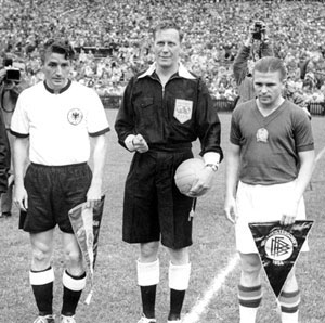 فریتس والتر(چپ)، کاپیتان تیم ملی آلمان و فرانس پوشکاش، کاپیتان تیم ملی مجارستان قبل از شروع فینال جام جهانی 1954.