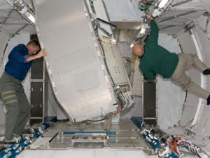 فضانوردان در حال آماده سازی کیبو