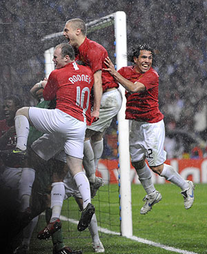 Manchester United's English forward Wayne Rooney (L), Nemanja Vidic and Carlos Tevez celebrate