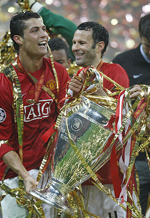 Manchester United's Portugese midfielder Cristiano Ronaldo (L) and Ryan Giggs celebrate with the trophy 