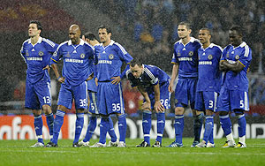 Chelsea's English defender John Terry (C) looks dejected after missing a penalty