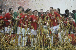 Manchester United team celebrates with the trophy 