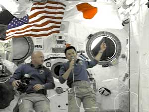 فضانورد ژاپنی در ایستگاه فضایی به همراه مارک کلی آمریکایی - afp