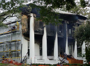 ساختمان فرمانداری ایالت تگزاس که بخش‌هایی از سقف وطبقه دوم آن در آتش سوخته است
