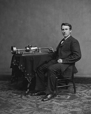 توماس ادیسون در کنار دستگاه فونوگراف