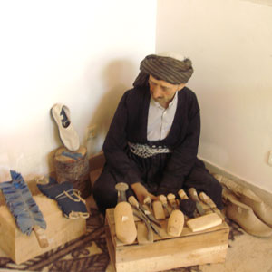 گیوه یا کلاش، از پاپوش‌های اصلی مردم کردستان و گیوه‌بافی از صنایع مهم این منطقه است. کف گیوه کردستان از پارچه فشرده است و رویه آن از نخ. سبک و نرم مناسب برای محیط کوهستانی