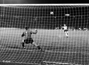 ناکامی اولی هوینس در ضربات پنالتی باعث قهرمانی چکسلواکی در جام جهانی ۱۹۷۶ شد
