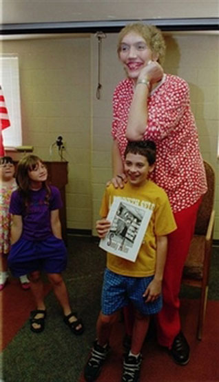 The 7-foot-7 Allen considered the world's tallest woman died early Wednesday Aug. 13, 2008