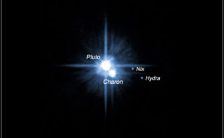 تصویر تلسکوپ فضایی هابل از پلوتو و چارون(فوریه 2006)