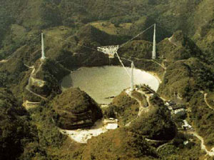 رادیو تلسکوپ آرسیبو که در ارتفاع 1000َ متری و در پورتوریکو واقع شده است، 