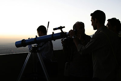 کسانی که برا دیدن برج میلاد می‌روند می‌توانند با تلسکوب و دوربین‌های دو چشمی دوردست‌ترین نقاط تهران را از نزدیک ببینند