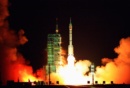 The Long-March II-F rocket carrying the Shenzhou VII manned spacecraft blasts off from the Jiuquan Satellite Launch Center 