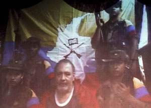  LOscar Tulio Lizcano (C), Colombian politician kidnapped since August 2000 by The Revolutionary Armed Forces of Colombia (FARC), is seen in a video 
