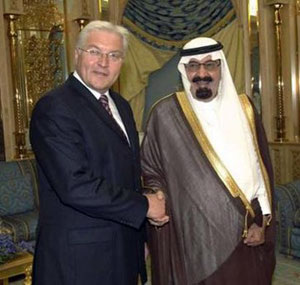 Saudi King Abdullah (R) welcomes German Foreign Minister Frank-Walter Steinmeier on his arrival at the Royal Palace in Riyadh October 28, 2008.