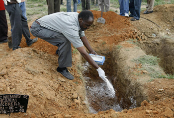 خانواده زیمبابوه‌ای یکی از بستگان‌شان را که از وبا مرده است، دفن می‌کنند- خبرگزاری فرانسه 