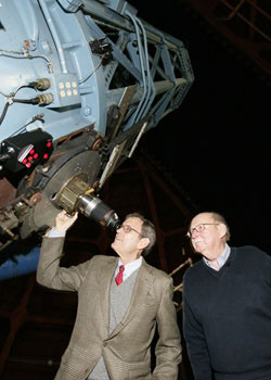 برادران هیل در حال رصد ستارگان از پشت تلسکوپی که یکصد سال پیش پدربزرگشان جورج هال آن را ساخته است