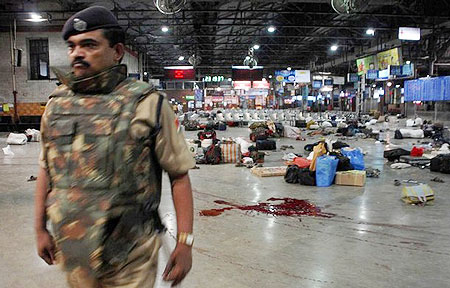  policeman stands guard after shootings by unidentified assailants at a railway station in Mumbai November 26, 2008.