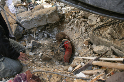 جنازه دختر فلسطینی زیر آوار در غزه - AFP