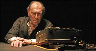 هارولد پینتر در نقش کراپ در نمایش آخرین نوار کراپ نوشته ساموئل بکت