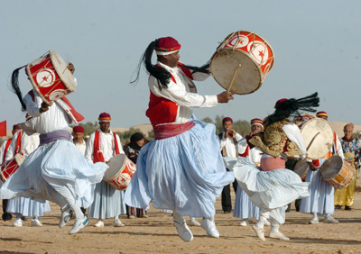 رقصندگان تونسی در اففتاحیه جشنواره 