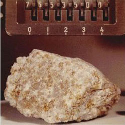 قطعه سنگی از ماه که توسط آپولو به زمین آورده شده است