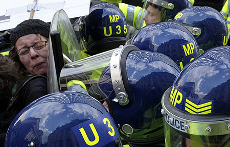 Demonstrators clash with police during protests near the Bank of England in London April 1, 2009.