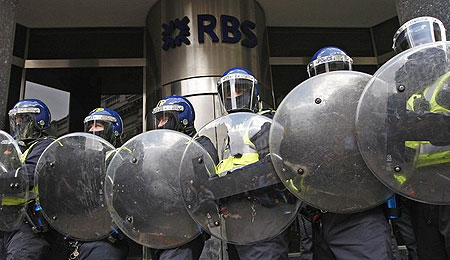 Police in riot gear stand outside a Royal bank of Scotland branch near the Bank of England in London April 1, 2009.