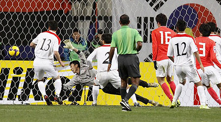 North Korea's goalkeeper Ri Myong-guk (2nd L) tries to block the ball as South Korea's Kim Chi-woo (not in picture) scores a goal during their 2010 World Cup qualifying soccer match in Seoul April 1, 2009.