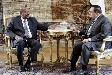 Egyptian President Hosni Mubarak, right, meets with Sudanese President Omar Al-Bashir at the Presidential Palace in Cairo, Egypt, Wednesday, March 25, 2009.