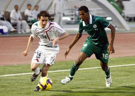 Iran's Mohammadreza Khalabari (L) fights for the ball with Saudi Arabia's Al-Zori Abdulla during their 2010 World Cup qualifying soccer match at Azadi stadium in Tehran March 28, 2009