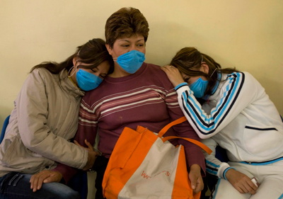 زنان در خارج یک مرکز بهداشتی در مکزیکو سیتی- رویترز 