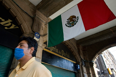 مردی با ماسک در مکزیکو سیتی - رویترز