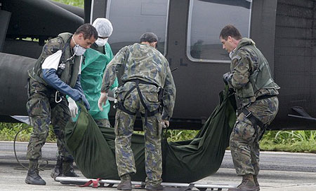 Members of the Brazilian Air Force carry the body of a victim of the Air France Flight 447 that went missing en route from Rio to Paris, at a base in Fernando de Noronha island June 9, 2009.