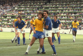 صحنه‌ای از دیدار برزیل و ایتالیا در جام جهانی 82