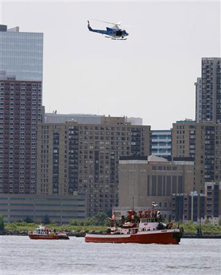 Helicopter hits small plane, crashes into Hudson River