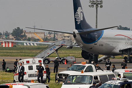 Mexican security forces surround an Aeromexico aircraft which was hijacked as it remains iddle on the tarmac of Mexico City's airport September 9, 2009. 