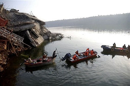 Rescue workers search for missing bodies in Chambal river in Kota, 168 miles (270 kilometers) west of Jaipur, India